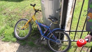 Auto zrazilo 7-ročného chlapčeka. Vyšiel práve z dvora na bicykli