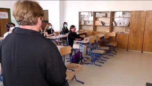 Na gymnáziu sa zaočkovaní žiaci učia prezenčne a ostatní, ktorí sú v karanténe, dištančne