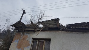 V Plešivci sa prepadli strechy, 62 ľudí je bez domova