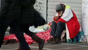 Bezdomovec vrátil nájdený desaťtisícový šek. Štastná majiteľka sa mu odvďačila