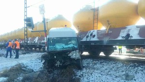 Vážna nehoda pri železničnom priecestí: Vodič dodávky môže hovoriť o zázraku