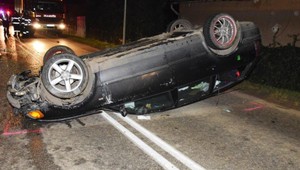 Opitý vodič zišiel mimo cestu. V jazde pokračoval aj v priekope, až kým ho nezastavil betónový mostík