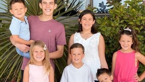 7 súrodencov prišlo v sekunde o svojich rodičov: Mali ich rozdeliť, no stalo sa niečo úžasné!