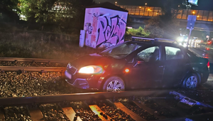 Namiesto vlaku bolo na koľajniciach auto: Opitý vodič sa zakliesnil na priecestí