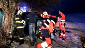 Mladíci (22) sa vracali zo zábavy, narazili do stromu