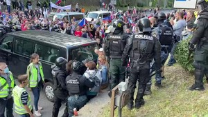 Počas protestov v Bratislave zadržali 12 osôb