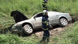 Dvaja opilci havarovali. Rozbili auto i svoje kamarátstvo