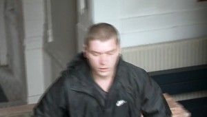 Zbadal hliadku mestskej polície a začal heilovať. Skončil na Špecializovanom trestnom súde