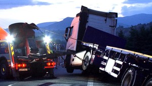 Kamión po nehode skončil v priekope. Zachránil matku s dieťaťom