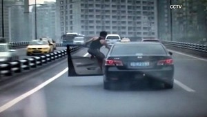 Jednou rukou šoféroval, druhou sa pridržiaval auta...