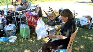 Štvorčlenná rodina býva v aute. Vyhorel jej dom a nemá kam ísť