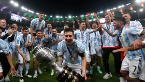 Ronaldo i Messi získali prvú veľkú reprezentačnú trofej v rovnaký deň