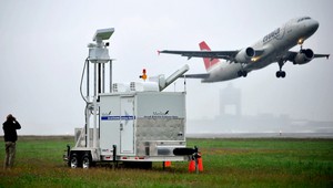 Lietadlo sprevádzal pri štarte neznámy objekt, svedok hovorí o UFO