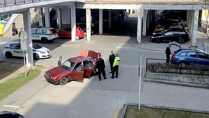 Naháňačka sa skončila fiaskom. Policajtom ušiel šofér