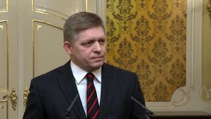 Fico hovorí o útokoch na verejné budovy. Pri Úrade vlády našli kamenné kocky