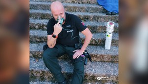 Hrdinský čin policajtov: Riskovali životy v horiacom byte, vyniesli von dôchodkyňu