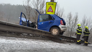 Mladá vodička nezvládla zákrutu, jej spolujazdkyňa na mieste zahynula