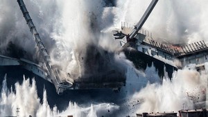 VIDEO: V Janove odpálili zvyšné dva piliery mostu, pri páde ktorého zahynulo 43 ľudí