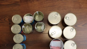 Mladík balil kokaín do konzerv s paradajkami. Vynaliezavý biznis mu nevydržal dlho