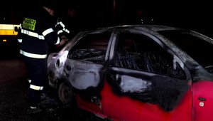 Jedno auto mu zhorelo, druhé je nepojazdné. Majiteľ je zúfalý