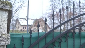 Muž, ktorý napadol manželku a vinu chcel zvaliť na leva, čelí novému obvineniu