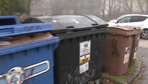 Po hlavnom meste chodili netradiční koledníci. Všetko najlepšie do nového roka, nenašlo by sa niečo pre nás?, oslovovali ľudí