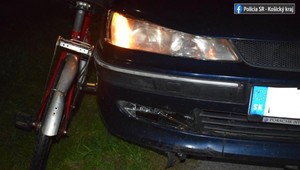 Muž v noci tlačil bicykel po ceste, zrazilo ho auto. Na mieste zomrel
