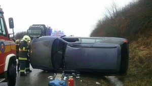 Pri nehode na východe Slovenska sa zranili aj tri deti. Cestu uzavreli