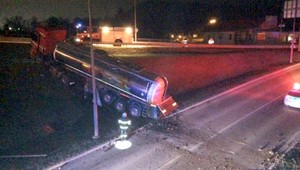 Nehoda v Žiline, kamión zostal zakliesnený medzi dvomi cestami