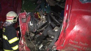 Sneh, zima a mráz. Čelne sa zrazili dva kamióny