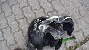 Motorkár vrazil do stĺpa elektrického osvetlenia, nehodu neprežil