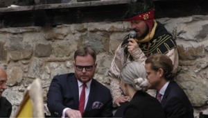 Na hrade v Starej Ľubovni hodovali šľachtici. Potomkovia feudálov si zahrali unikátnu partiu kráľovskej hry