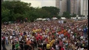 Dav ušliapal štyroch ľudí. Splietol si stúpajúcu paru z čaju so slzným plynom