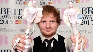 Žúroval do rána! Opitého Eda Sheerana musela podopierať ochranka