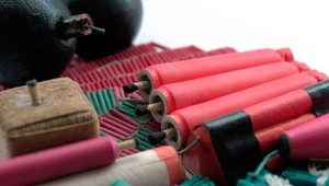 Chlapcovi vybuchla v ruke petarda, skončil v nemocnici