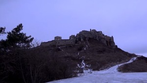 Čierne vlajky, ticho a tma: Slovenskom sa šíri ďalší protest