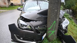 Šokujúce číslo: Opitý vodič narazil do stĺpu. V krvi mal 3,5 promile