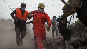 FOTO: Počet obetí po výbuchu sopky v Guatemale stúpol na 69. V krajine panuje chaos
