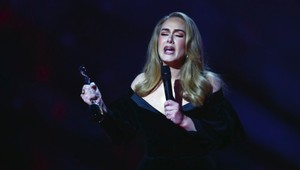 Adele si prišla pre cenu a šokovala tým, KOMU ju venovala! Vzápätí sa rozplakala!