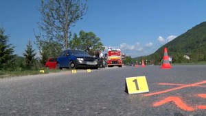 Predbiehal auto, zničil pritom dve vozidlá