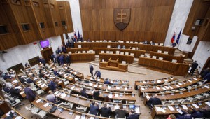 NR SR: Vysoké školy budú môcť odoberať tituly, zmeny sa dotknú aj zásielok zo štátov mimo EÚ