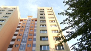 Desivé chvíle pre obyvateľov sídliska: Ženu našli sedieť v okne na 7. poschodí