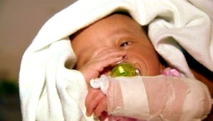 Zázračný novorodenec... Postrelili ho v bruchu mamy!