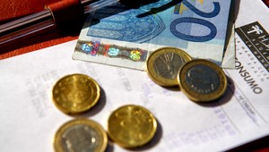 Tretina Slovákov žije od výplaty k výplate, neušetrí a žije na dlh