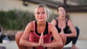 Kašle na kráľovskú rodinu! Sesternica Harryho a Williama sa producíruje hore BEZ!