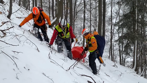 Zimná turistika sa nevyplatila: 19- ročná žena sa pošmykla a spadla do žľabu