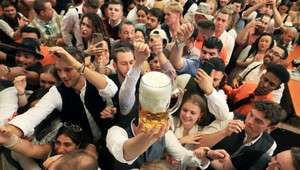 Oktoberfest v Mníchove odštartoval: Prvý sud narazený, pivo tečie prúdom!