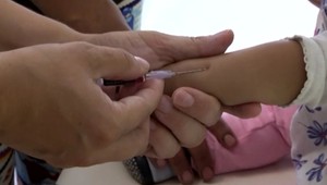 Vakcíny proti chrípke sú už dostupné. Odborníci ale odporúčajú s očkovaním ešte počkať