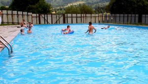 Dievča (4) sa utopilo v bazéne počas škôlkarskeho fotenia