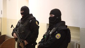 Elita polície. Kukláči sa pobili počas razie!